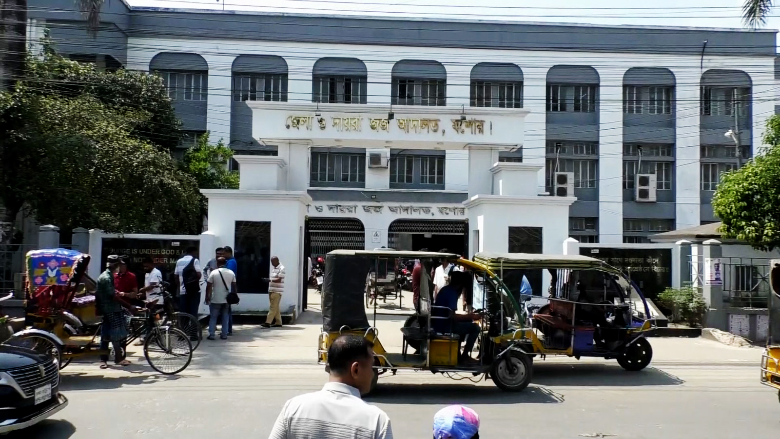 যশোরে খোদ বিচারকের বিরুদ্ধে আদালতে মামলা, বাদী গ্রেপ্তার