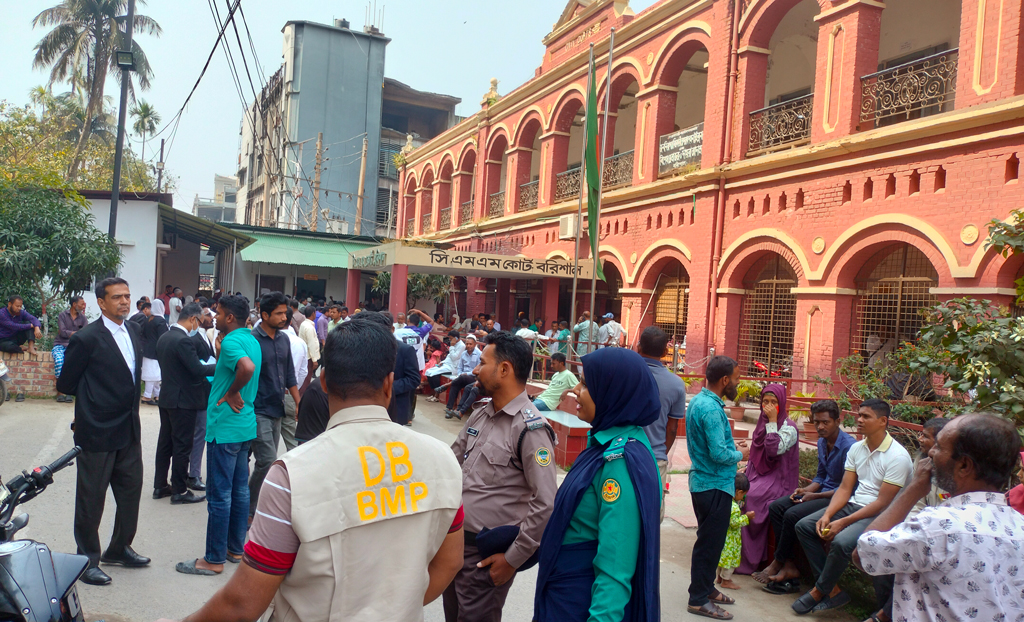 বরিশালে আদালত বর্জন স্থগিত