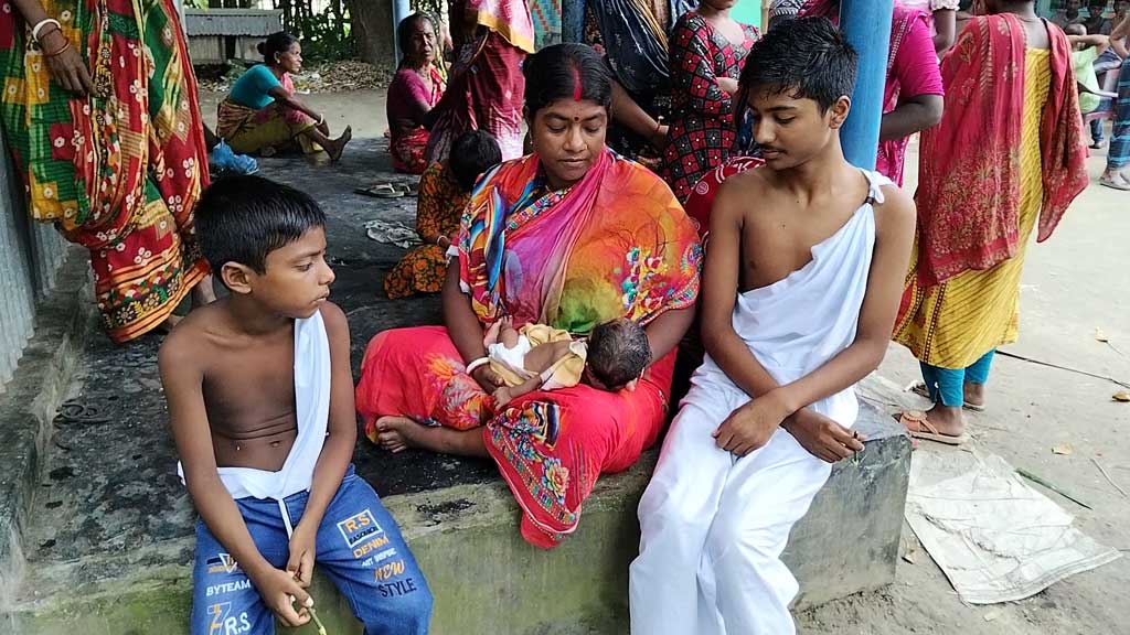 মায়ের আদর বঞ্চিত ৫৩ দিনের অদ্রিজা, দুই ভাইকে নিয়ে দিশেহারা বাবা
