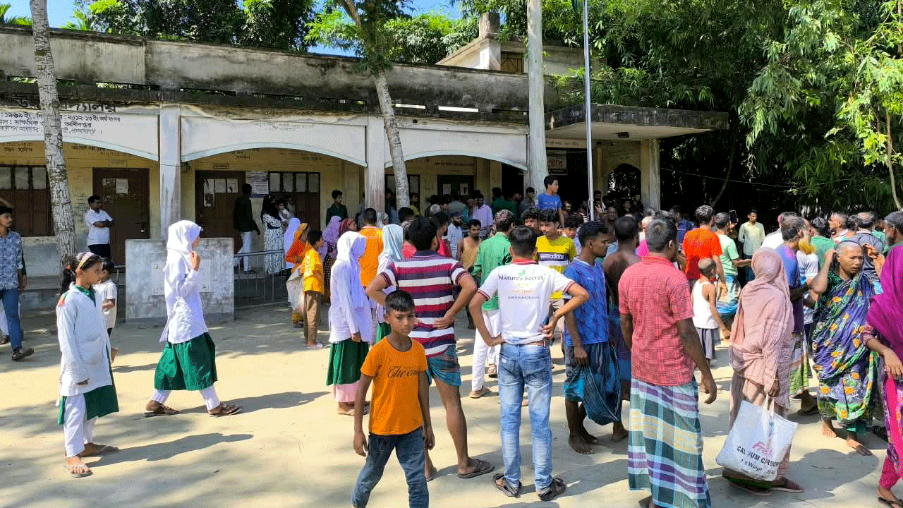 লালমনিরহাটে বিদ্যালয়ে বহিরাগতদের হামলা, প্রধান শিক্ষক ও শিক্ষার্থীসহ আহত ১৩