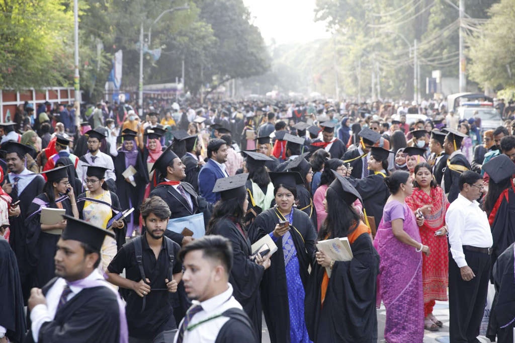 সমাবর্তনে উপলক্ষে ঢাকা বিশ্ববিদ্যালয় এলাকায় ছিল উপচে পড়া ভিড়। 