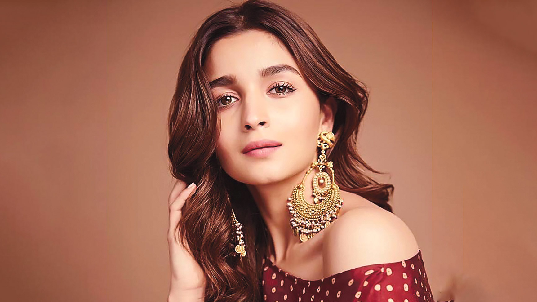 আলিয়ার হাতে হাজার কোটি রুপির ছবি