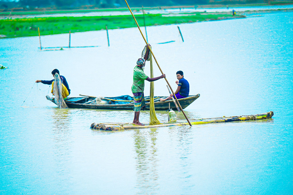 ভারতের উত্তর সিকিমে চুংথাং ড্যাম ক্ষতিগ্রস্ত হওয়ায় তিস্তা নদীর বাংলাদেশের অংশেও হঠাৎ পানি বেড়ে যায়। পানি কমলেও এখন পর্যন্ত ঘোলা পানি রয়েই গেছে। এই ঘোলা পানির কারণে প্রতিদিনই স্থানীয়দের জালে ঝাঁকে ঝাঁকে ধরা পড়ছে বিভিন্ন জাতের মাছ। সকালে নদীতে জেলেদের মাছ শিকার করতে দেখা যাচ্ছে। গঙ্গাচড়া উপজেলার কোলকোন্দ ইউনিয়নের গোডাউনের হাট এলাকার তিস্তা নদী, রংপুর, ৯ অক্টোবর ২০২৩। ছবি: আব্দুর রহিম পায়েল।