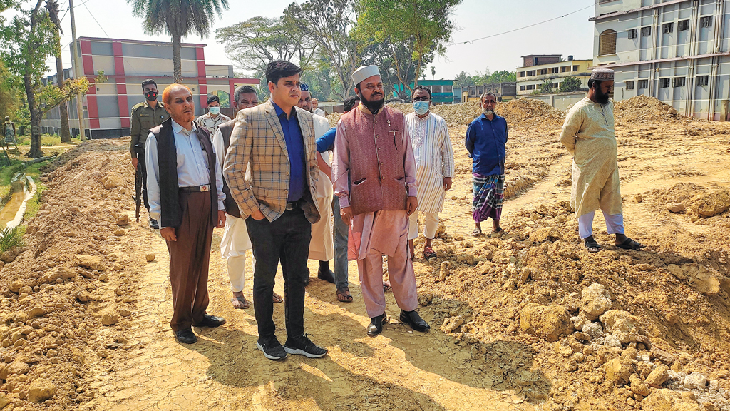 করিমের জমি থেকে মাটি সরাচ্ছে মাদ্রাসা কর্তৃপক্ষ