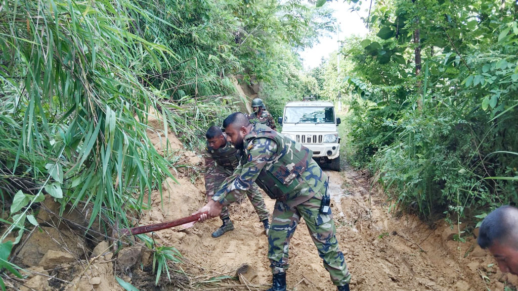 মারিশ্যা–দীঘিনালা সড়কে পাহাড়ধস, দুই ঘণ্টা বন্ধ থাকার পর যান চলাচল শুরু