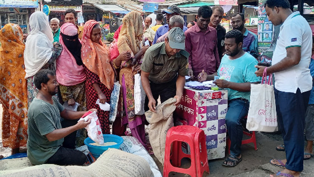 ভোর থেকেই নারী-পুরুষের লাইন ওএমএসের দোকানে