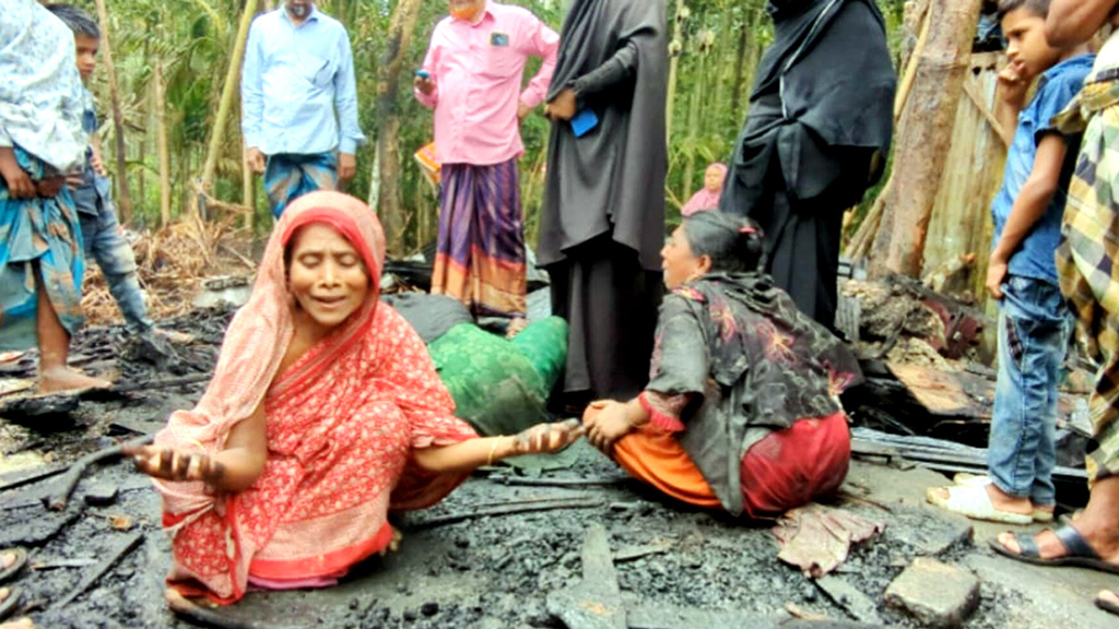 ফরিদগঞ্জে আগুনে ৩ বসতঘর পুড়ে ছাই 