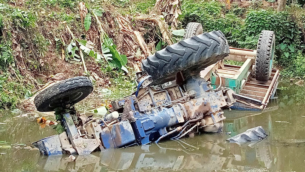 কলমাকান্দায় লরি নিয়ন্ত্রণ হারিয়ে পুকুরে, চালক নিহত