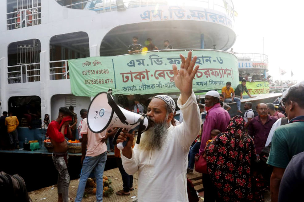 নৌ পথে যাত্রী কমেছে, তাই সদরঘাট লঞ্চ টার্মিনালে কর্তৃপক্ষরা যাত্রী ডেকে নিচ্ছেন। 