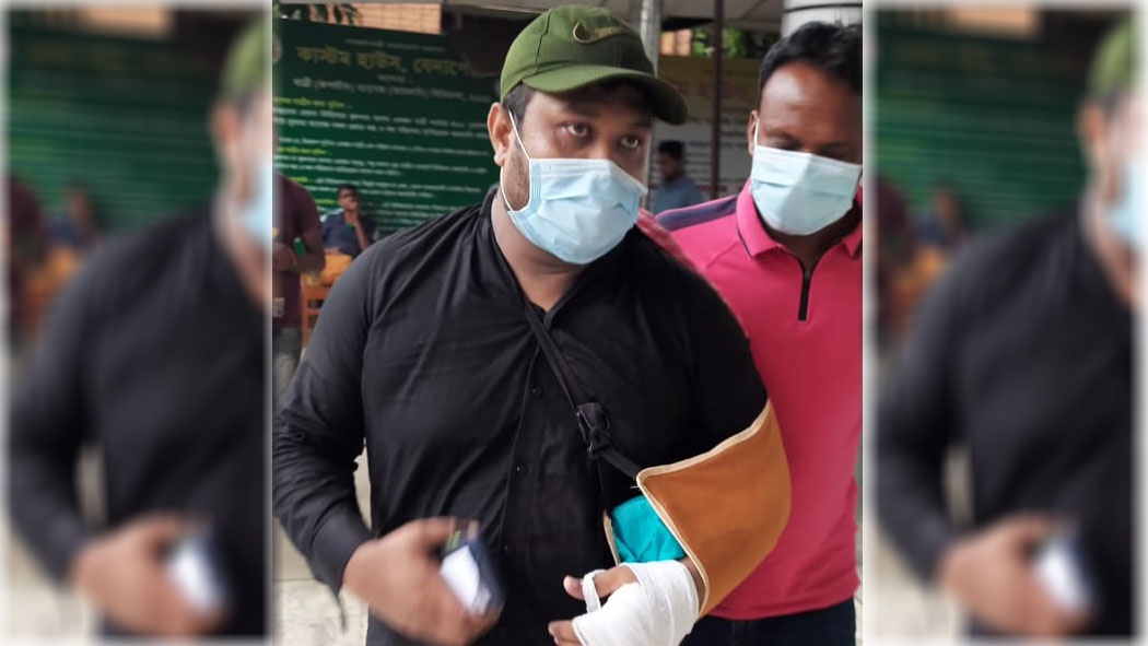 ব্যান্ডেজের ভেতরে মোবাইলের খনি