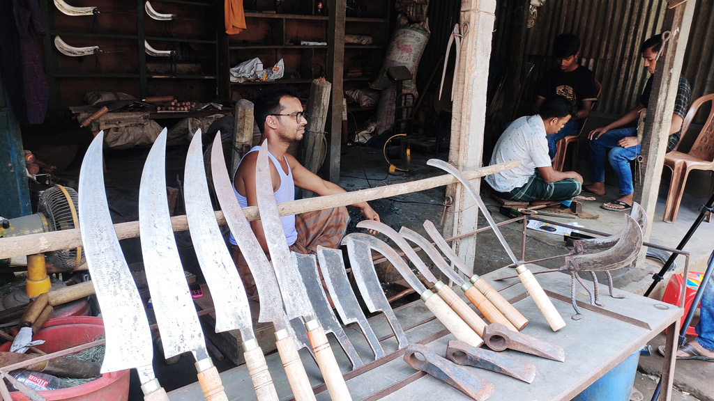 পশু কোরবানির সরঞ্জামের বিক্রি কম, দুশ্চিন্তায় কামারেরা