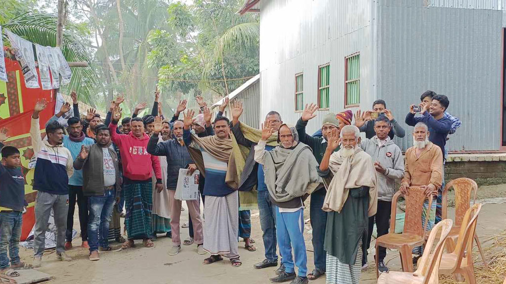 নৌকার নির্বাচনী ক্যাম্পে আগুন দেওয়ার অভিযোগ, বিচারের দাবিতে বিক্ষোভ 