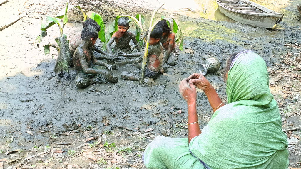 ঘিওরে লোকজ রীতিতে বৃষ্টির আহ্বান শিশু ও বৃদ্ধদের 