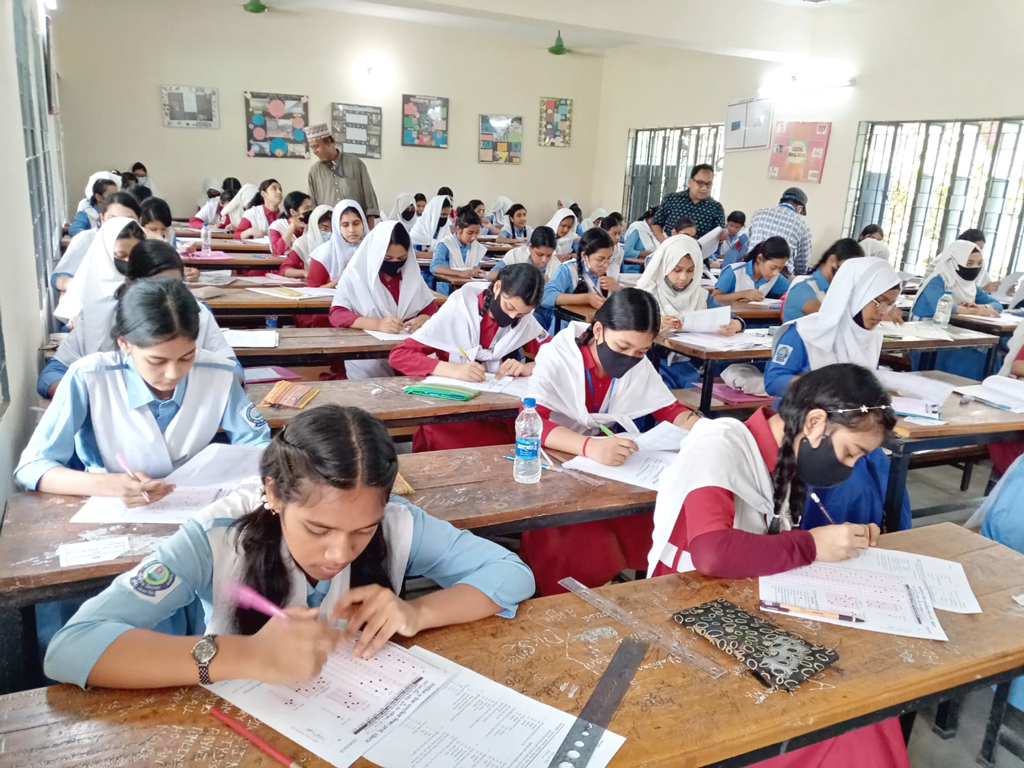 এসএসসি ও সমমানের পরীক্ষা শুরু হয়েছে আজ সকাল ১০টায়।