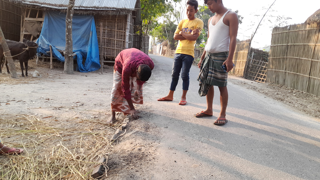 অভিযোগ ওঠা রাস্তা তড়িঘড়ি মেরামত, ২০ দিনেই উঠে যাচ্ছে পাথর