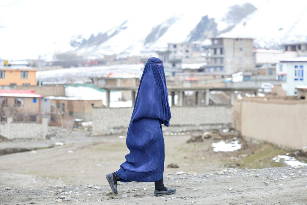 স্বামীর অনুমতি ছাড়া তাঁর বিরুদ্ধে শারীরিক নির্যাতনের অভিযোগ দিতে পারবেন না আফগান নারীরা