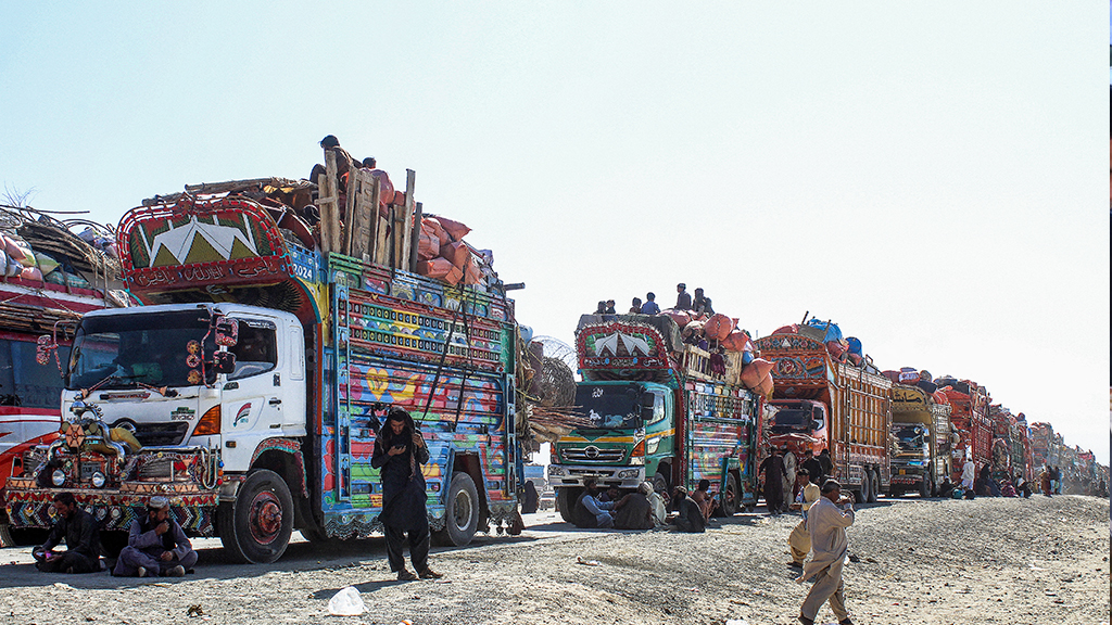 তালেবানের ওপর বিরক্ত পাকিস্তান–ইরান, ৪৫ লাখ আফগান শরণার্থীকে বহিষ্কার