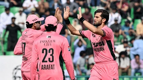 ওয়াকার-শোয়েব আখতারের রেকর্ড ভাঙলেন আফ্রিদি