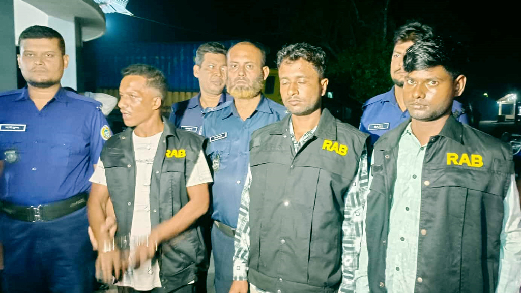 র‌্যাবের মতো পোশাকে তল্লাশি, সিইও কে—জানতে চাইলে দৌড় শ্রমিক দল নেতার