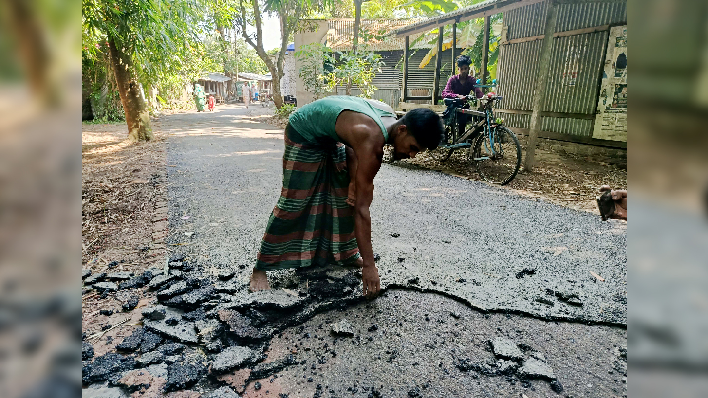 কাজের তিন দিন পরেই হাতের টানে উঠে যাচ্ছে কার্পেটিং
