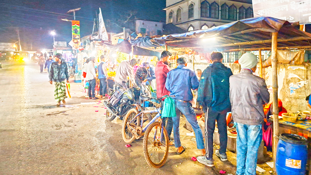 বরিশালের আগৈলঝাড়া: ফুটপাতে দোকানপাট, ঝুঁকিতে পথচারীরা