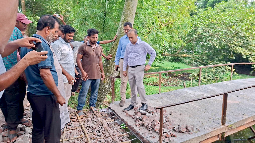আগৈলঝাড়ায় ব্রিজে রডের পরিবর্তে বাঁশ, ভেঙে দিল প্রশাসন