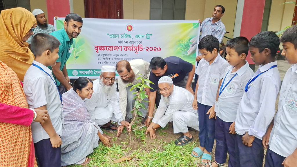 আগৈলঝাড়ায় ‘ওয়ান চাইল্ড, ওয়ান ট্রি’ কর্মসূচি, ৩৮ মাধ্যমিক বিদ্যালয়ে বৃক্ষরোপণ