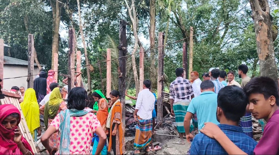 মাদকাসক্ত স্বামীর দেওয়া আগুনে পুড়লো স্ত্রী ও বসতঘর। ছবি: আজকের পত্রিকা