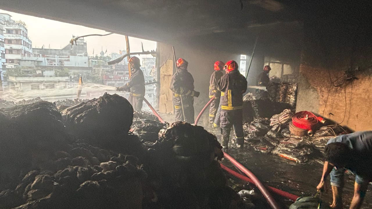 ‎আরমানিটোলায় বহুতল ভবনে আগুন‎, ৪০ মিনিট পর নিয়ন্ত্রণে