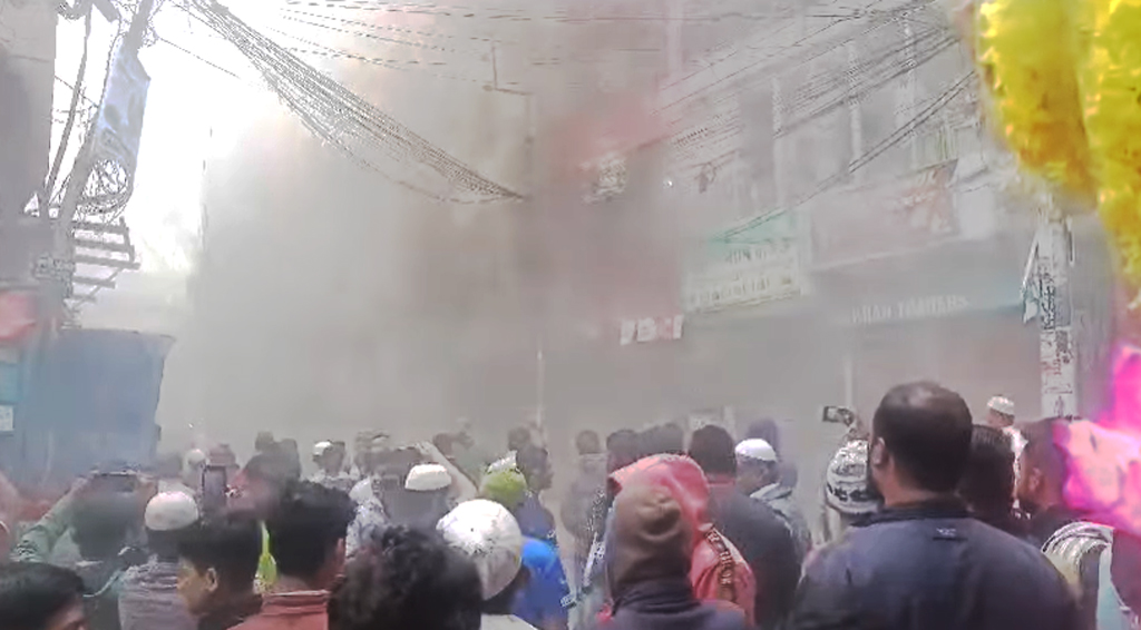 রাজধানীর চকবাজার খাজা মার্কেটে আগুন,নিয়ন্ত্রণে  ফায়ার সার্ভিসের ৬টি ইউনিট
