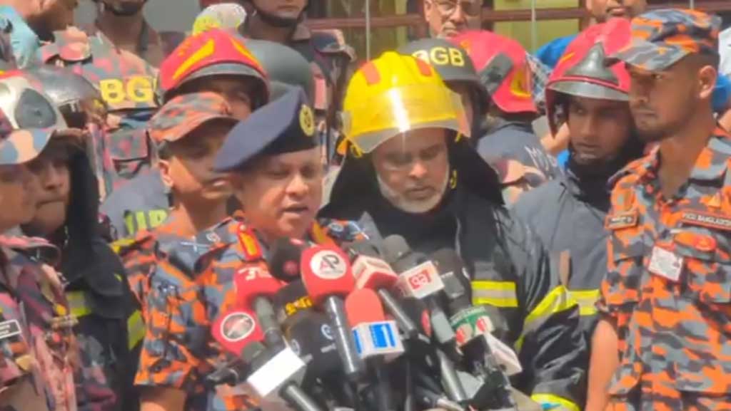 দুই ঘণ্টা পর নিয়ন্ত্রণে ধানমন্ডির এপেক্স গোডাউনের আগুন