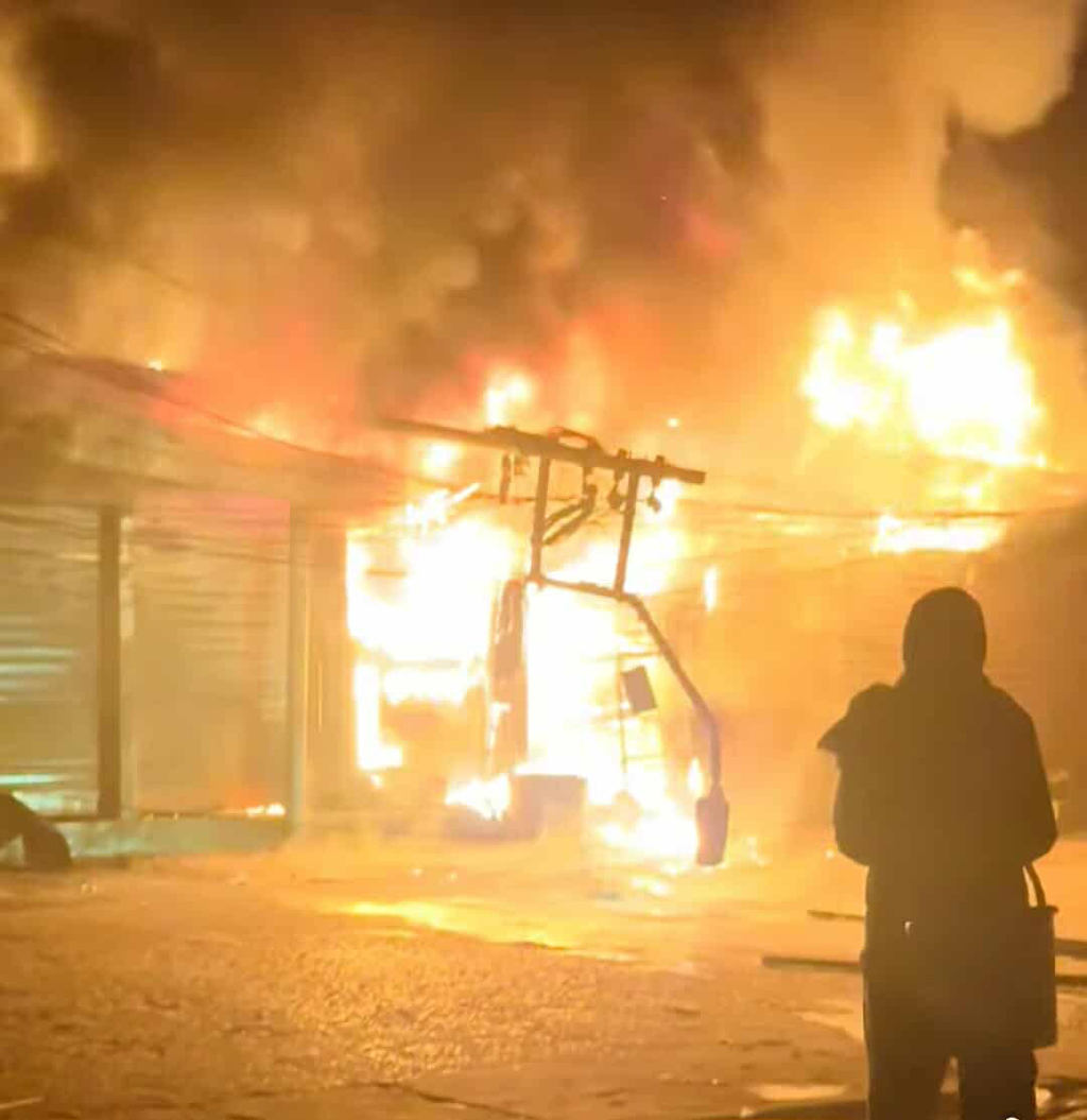 সিদ্ধিরগঞ্জে আগুনে পুড়ল পাঁচটি দোকান