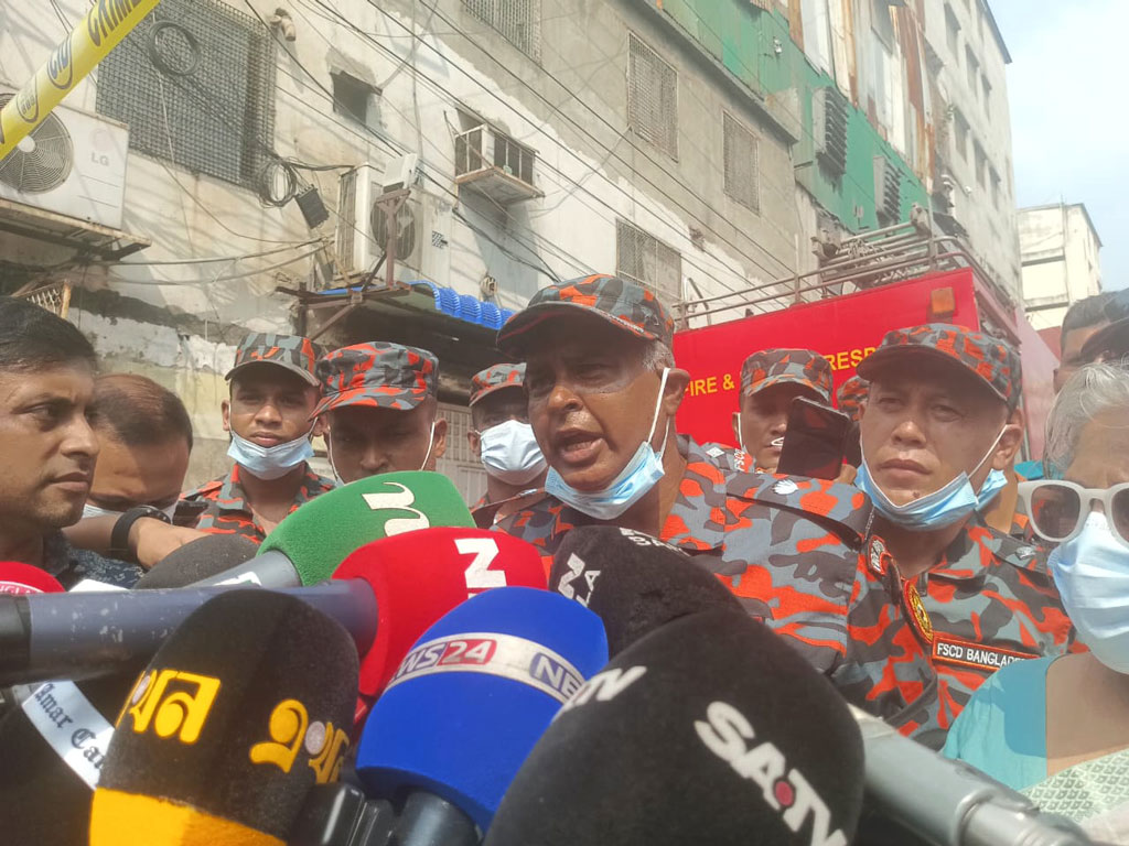 রূপনগরে ‎আগুন নেভাতে কত সময় লাগবে জানে না ফায়ার সার্ভিস