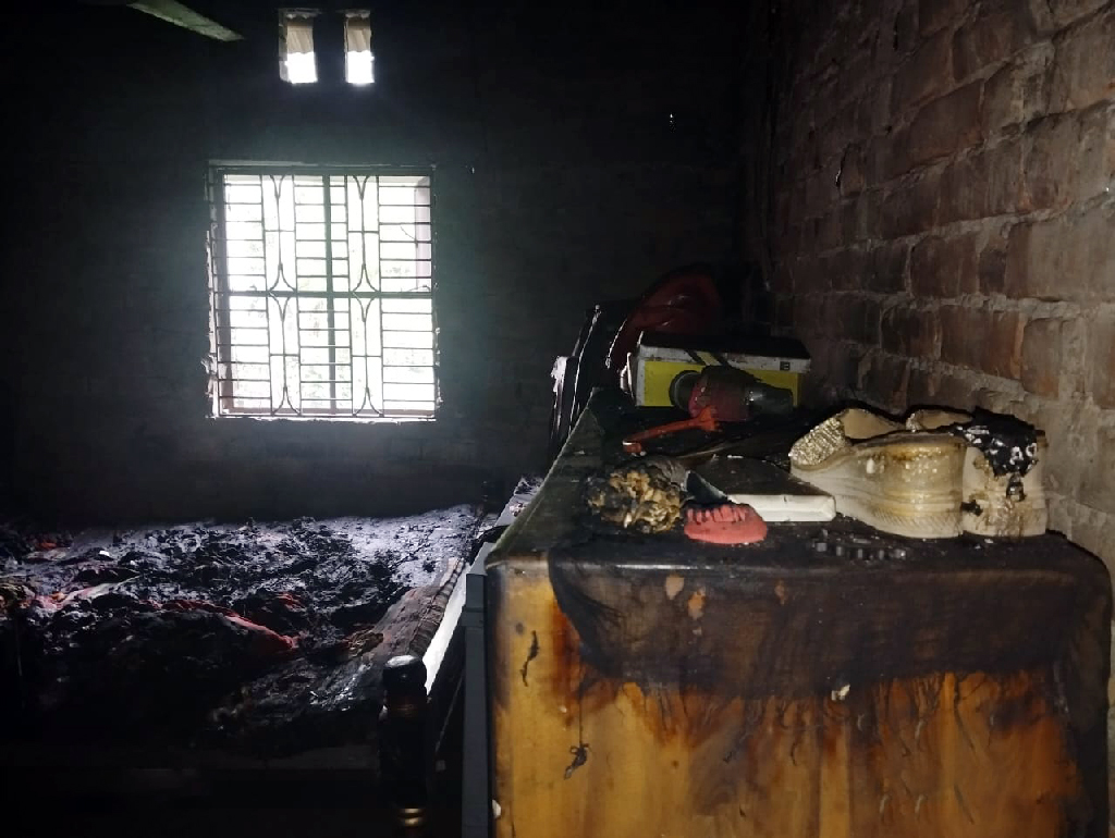 বগুড়ায় ‘রহস্যজনক আগুনে’ পুড়ে মায়ের পর মারা গেল মেয়ে