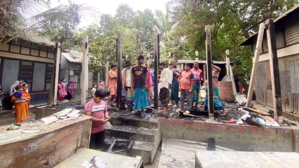বসতঘরে আগুনে দম্পতির মৃত্যু