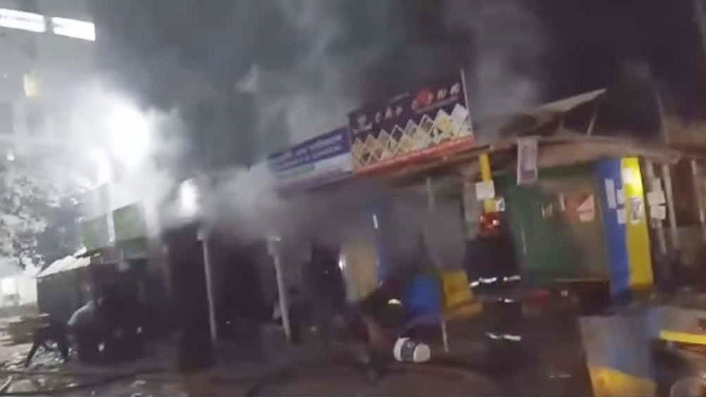 আগুনে পুড়ল ফার্মেসি ও রেস্টুরেন্ট