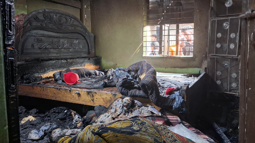 শ্রীপুরে আগুনে পুড়ল পোশাকশ্রমিকদের ১৮ ঘর