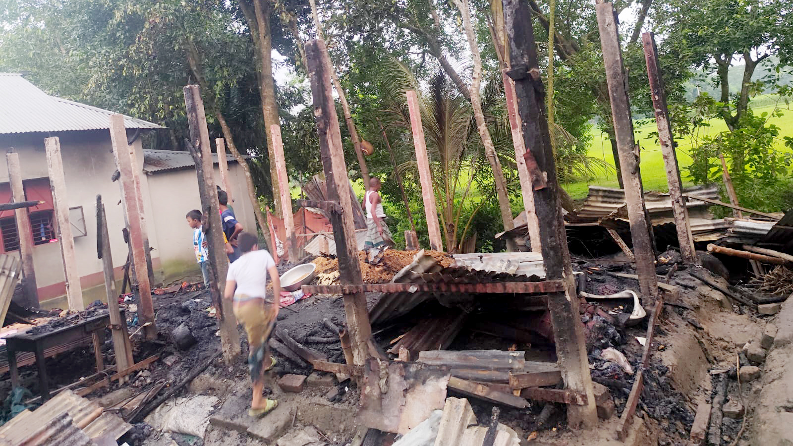 মাদকের টাকার জন্য স্ত্রীকে ঘরে আটকে আগুন