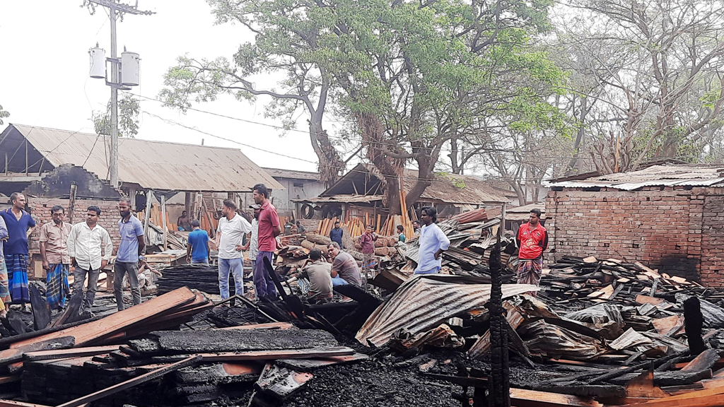 অভয়নগরে কাঠপট্টিতে অগ্নিকাণ্ড
