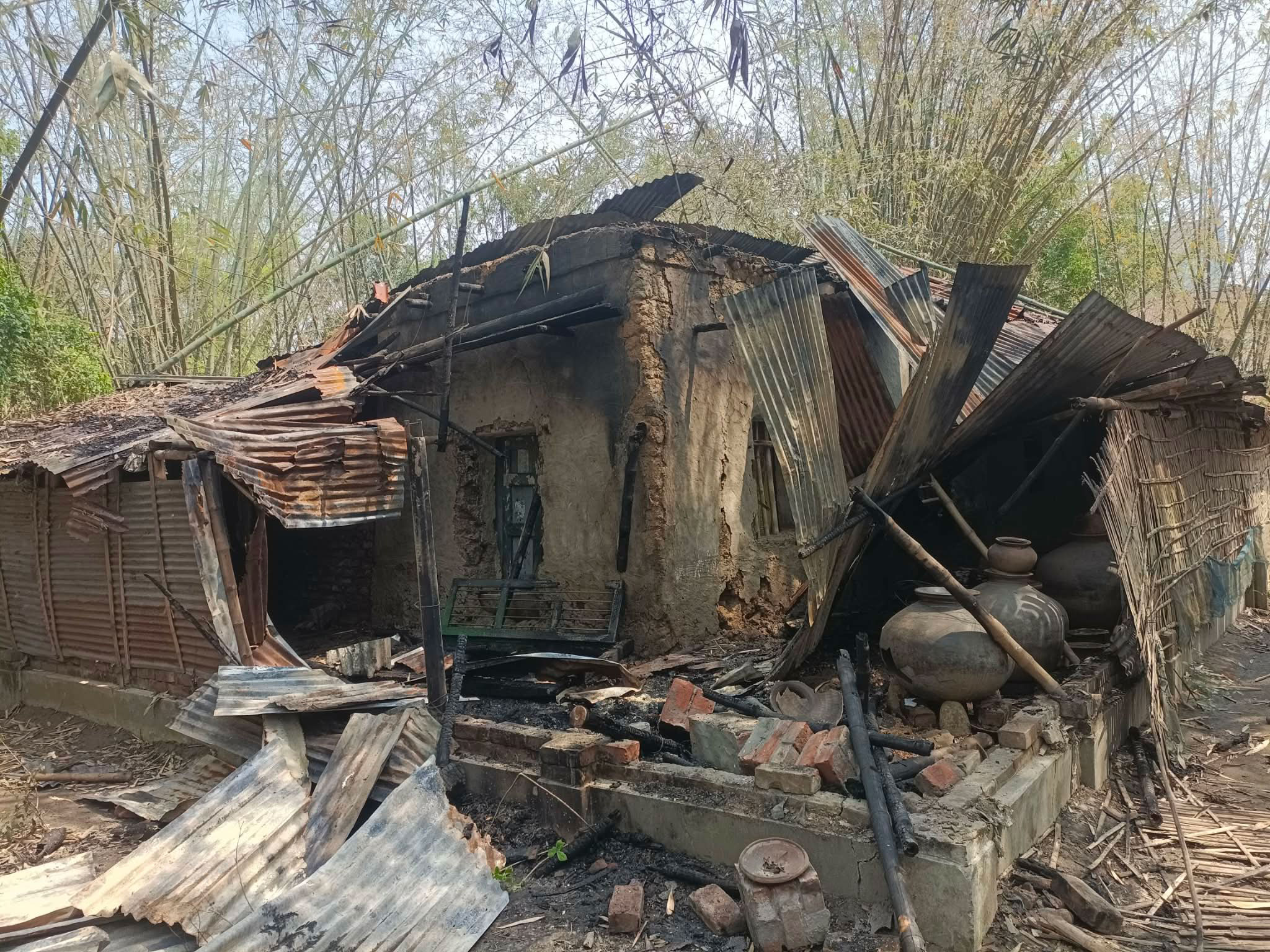বগুড়ায় আত্মগোপনে থাকা স্বেচ্ছাসেবক লীগ নেতার বাড়িতে আগুন