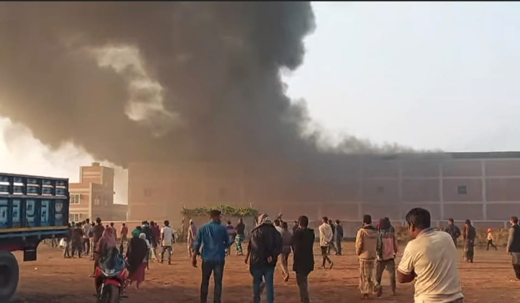 মানিকগঞ্জে বিআইডব্লিউটিএর নতুন গোডাউনে আগুন, আহত ৩