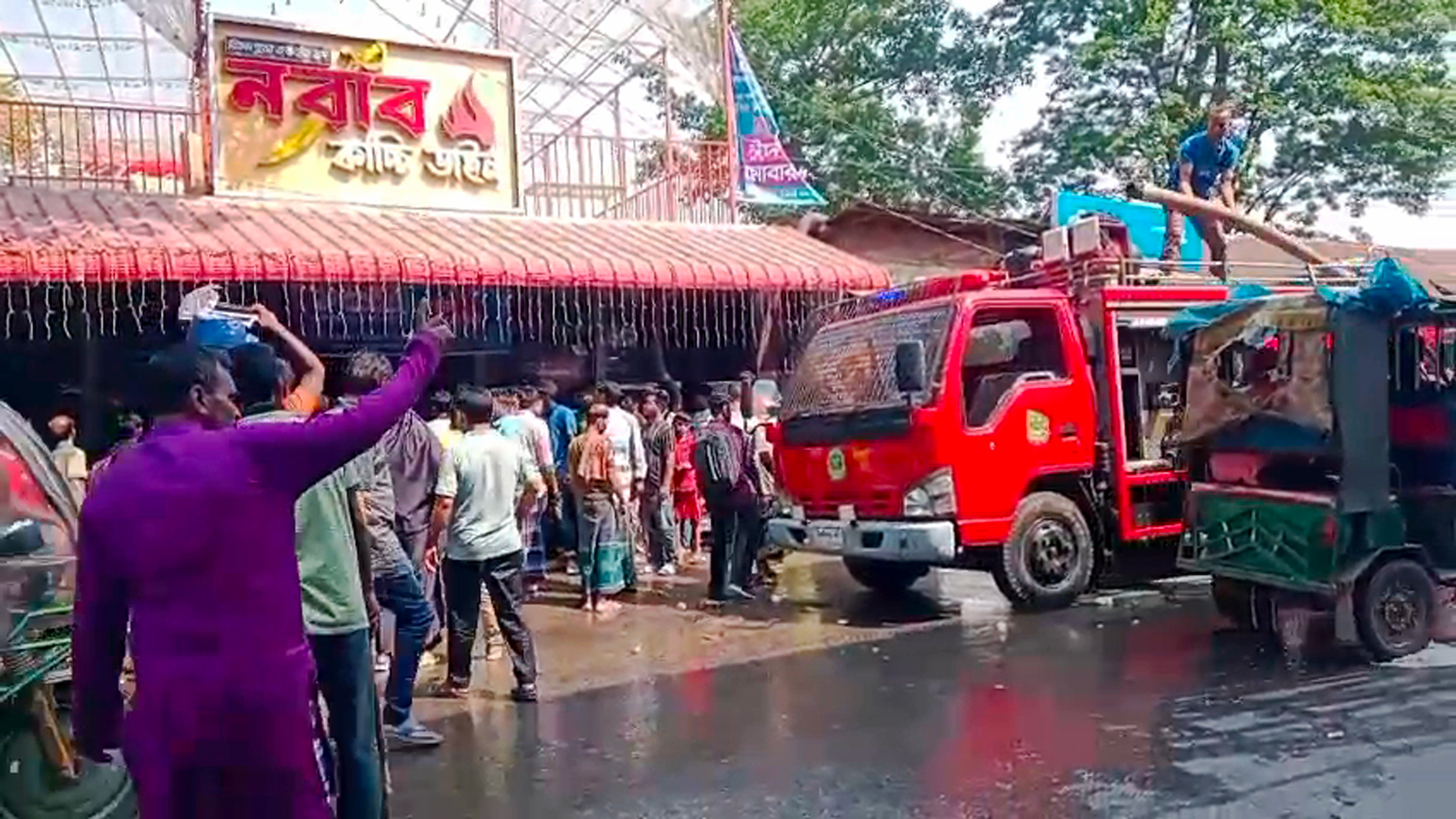 মুন্সিগঞ্জে রেস্টুরেন্টে গ্যাস সিলিন্ডার থেকে আগুন