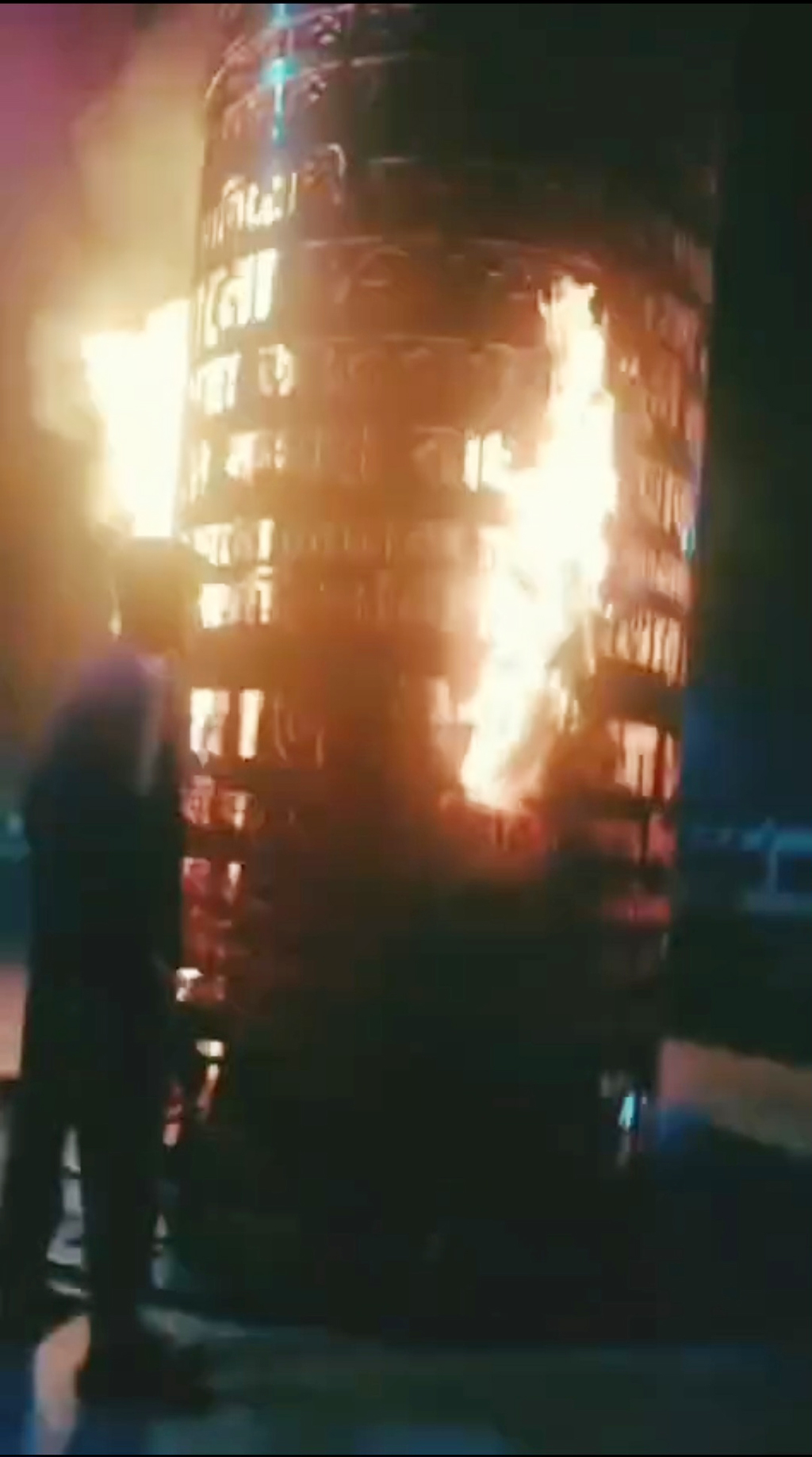 শরীয়তপুরে জুলাই স্মৃতিস্তম্ভে অগ্নিসংযোগ, ভিডিও শেয়ার করে ছাত্রলীগ নেতার ‘বাহবা’