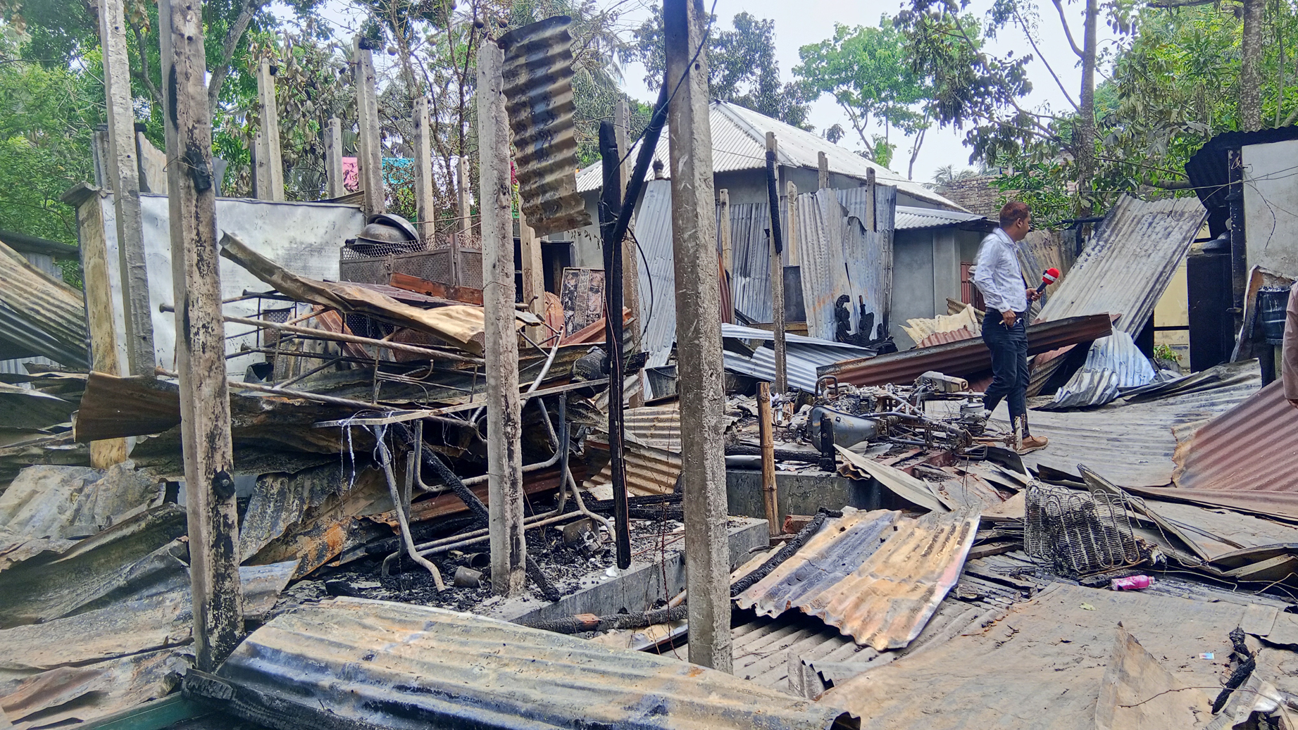 বসতঘরে রহস্যজনক আগুন, কিশোরের মৃত্যু