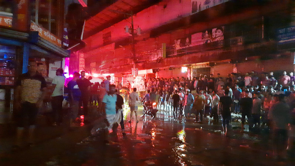 কোনাবাড়ীতে বাণিজ্যিক ভবনে আগুন