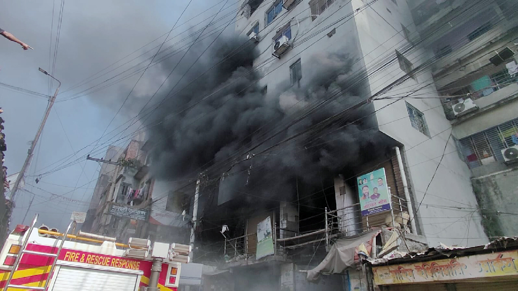 ১০ ঘণ্টা পেরিয়ে গেলেও নিয়ন্ত্রণে আসেনি কেরানীগঞ্জের মার্কেটের আগুন
