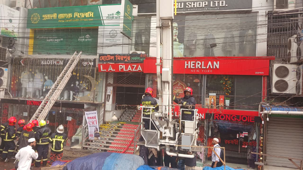 মিরপুরে বহুতল ভবনে আগুন: নিয়ন্ত্রণে পাঁচ ইউনিট