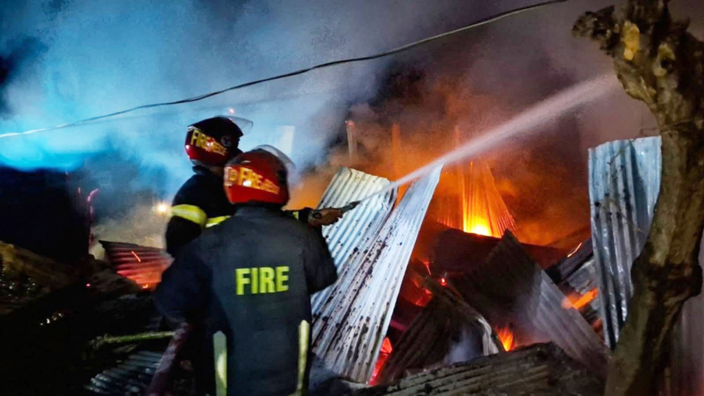 মাধবদীতে প্রেমিককে কোপানোর জেরে প্রেমিকার বাড়িতে আগুন