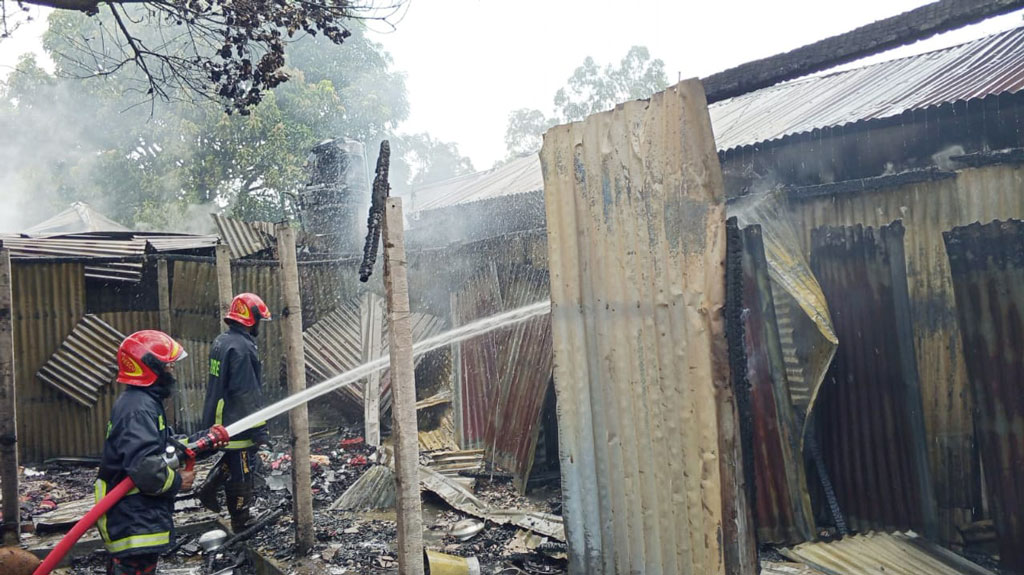 টাঙ্গাইলে যৌনপল্লিতে আগুন, পুড়ল ঘর ও দোকানপাট