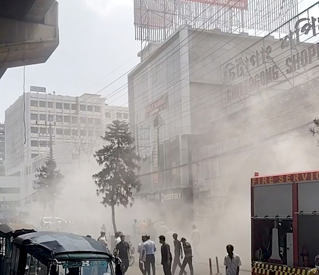 চট্টগ্রামে শপিং কমপ্লেক্সে আগুন, নিয়ন্ত্রণে কাজ করছে ৫ ইউনিট